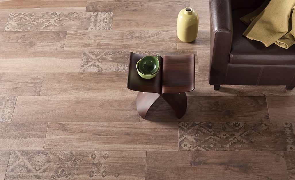 Dekorfliesen in Holzoptik.